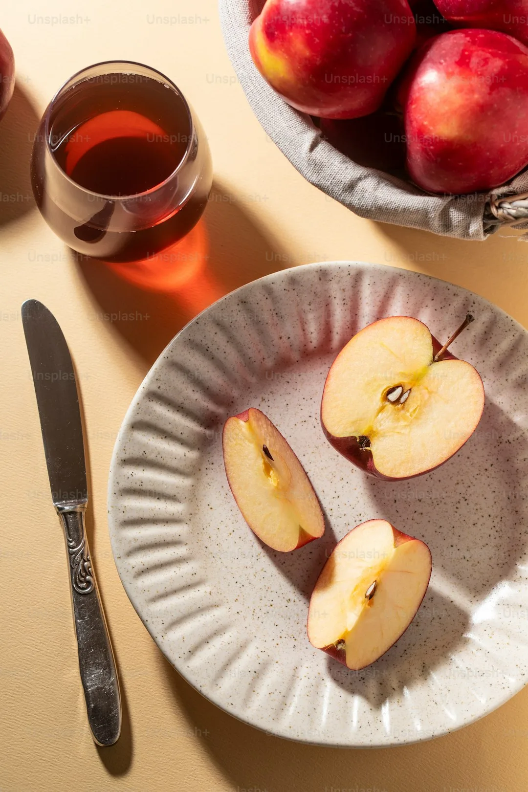 iOS 27 업데이트에서 AI 기능 뒤에 숨은 실용 기능들을 총정리했다. 잠금화면·카메라·개인정보 보호 변경점과 바로 쓸 수 있는 숨은 기능 5가지까지 한 번에 확인하자.