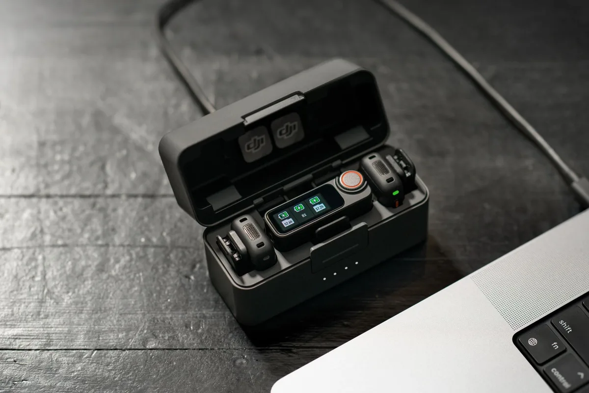 DJI 마이크3 듀얼 세트가 329달러에서 259달러로, 출시 후 처음 21% 할인됐다. 배터리 스펙부터 직구 비용까지 한눈에 정리.