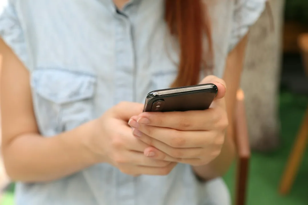 애플 iOS 26.5에서 RCS 메시징을 공식 지원하면서 아이폰-안드로이드 간 문자 소통이 달라진다. 고화질 전송, 읽음 확인, 엔드투엔드 암호화까지 — 실제 달라지는 것과 iMessage와의 차이를 정리했다.