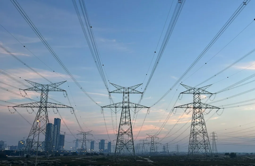 HVDC 송전이 뭔지, 기존 AC 송전과 어떻게 다른지 궁금했다면 이 글 하나로 정리 끝. 원리부터 장단점, 해저 송전과 국내외 실제 사례까지 한 번에 담아봤다.